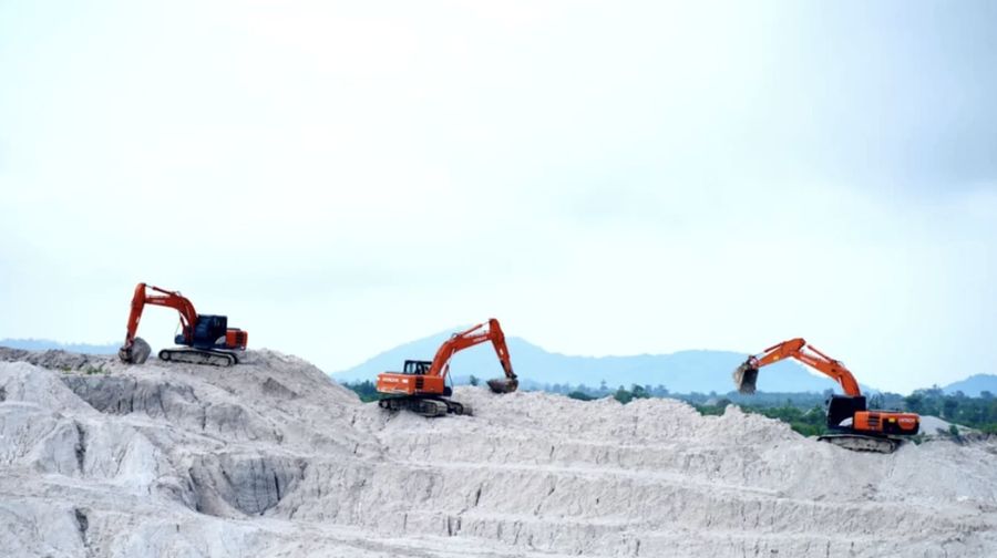Penertiban kegiatan usaha pertambangan di Dusun Nadi, Desa Lubuk Lingkuk, Kecamatan Lubuk Besar, Kabupaten Bangka Tengah, Provinsi Bangka Belitung, Rabu (19/11/2025). (Instagram/PuspenTNI)