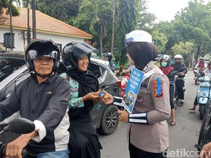 Cara Unik Polwan Kota Blitar Ajak Pengendara Tertib Lalu Lintas