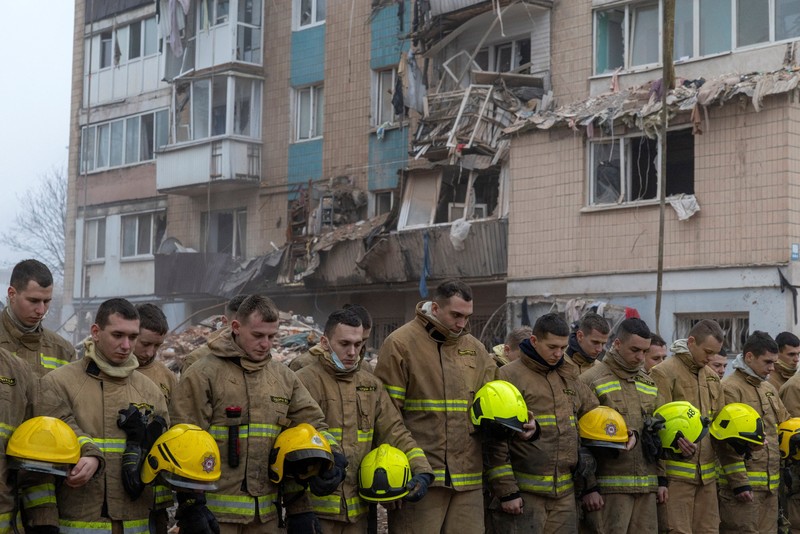 Tim penyelamat membersihkan puing-puing di lokasi gedung apartemen yang kemarin dihantam rudal Rusia, di tengah serangan Rusia terhadap Ukraina, di Ternopil, Ukraina, 20 November 2025. (REUTERS/Thomas Peter)