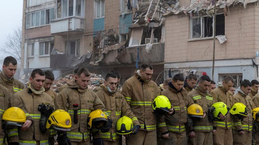 Tim penyelamat membersihkan puing-puing di lokasi gedung apartemen yang kemarin dihantam rudal Rusia, di tengah serangan Rusia terhadap Ukraina, di Ternopil, Ukraina, 20 November 2025. (REUTERS/Thomas Peter)