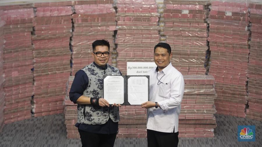 Petugss memindahkan uang di ruang konferensi pers Gedung  Merah Putih KPK, Jakarta, Kamis (20/11/2025). (CNBC Indonesia/Faisal Rahman)