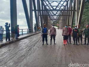 Material Letusan Semeru Blokir Jembatan Gladak Perak Mulai Dibersihkan