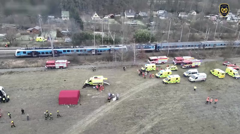 Sebanyak 42 orang terluka ketika sebuah kereta ekspres bertabrakan dengan kereta penumpang di Republik Ceko bagian selatan, Kamis, (20/11/2025). (Tangkapan Layar Youtube/FIRE RESCUE SERVICE OF THE CZECH REPUBLIC)