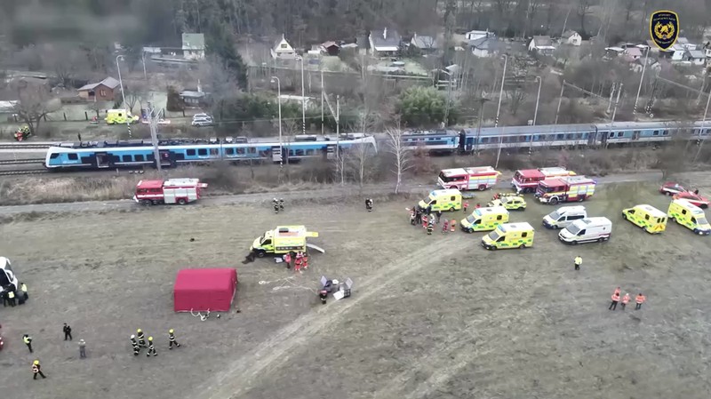 Sebanyak 42 orang terluka ketika sebuah kereta ekspres bertabrakan dengan kereta penumpang di Republik Ceko bagian selatan, Kamis, (20/11/2025). (Tangkapan Layar Youtube/FIRE RESCUE SERVICE OF THE CZECH REPUBLIC)