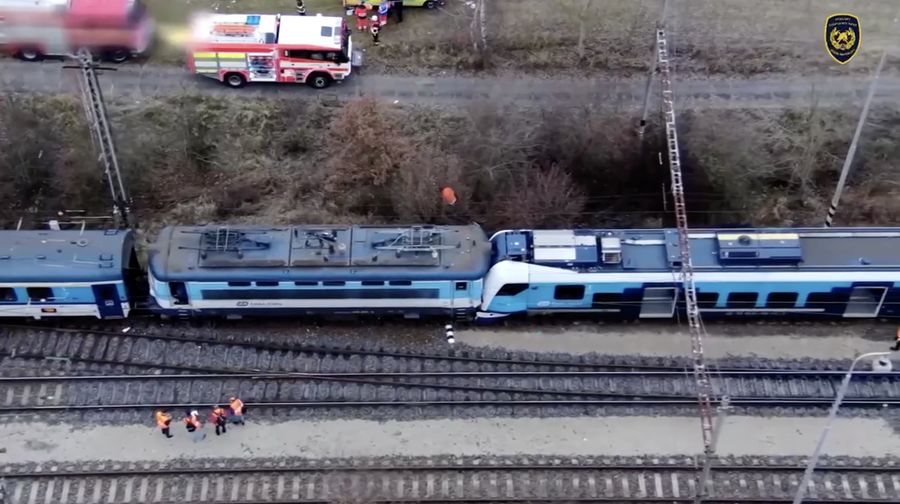 Sebanyak 42 orang terluka ketika sebuah kereta ekspres bertabrakan dengan kereta penumpang di Republik Ceko bagian selatan, Kamis, (20/11/2025). (Tangkapan Layar Youtube/FIRE RESCUE SERVICE OF THE CZECH REPUBLIC)