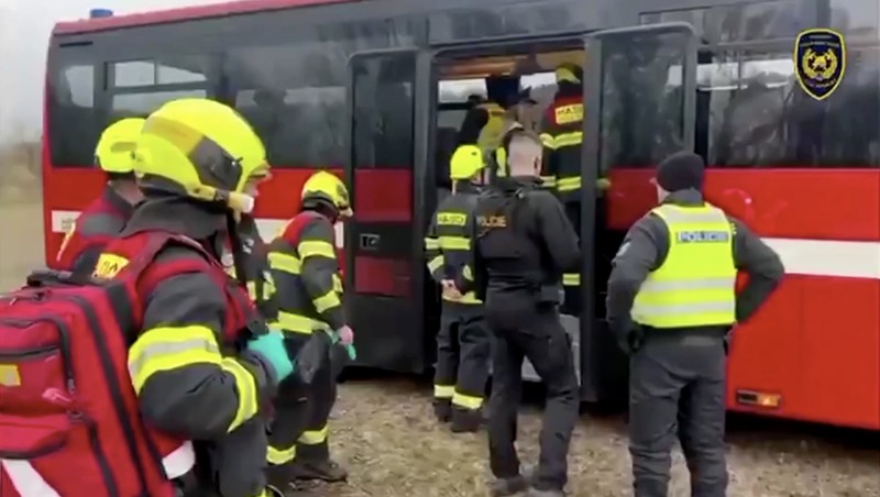 Sebanyak 42 orang terluka ketika sebuah kereta ekspres bertabrakan dengan kereta penumpang di Republik Ceko bagian selatan, Kamis, (20/11/2025). (Tangkapan Layar Youtube/FIRE RESCUE SERVICE OF THE CZECH REPUBLIC)