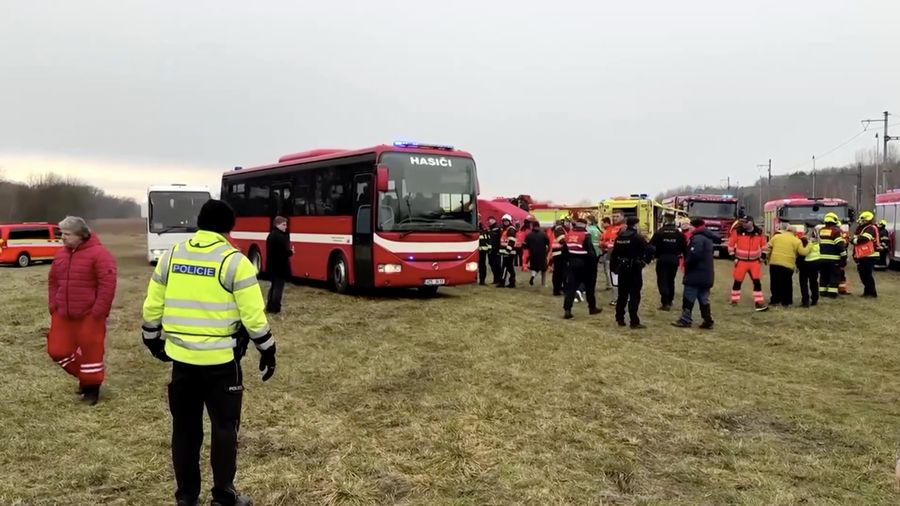 Sebanyak 42 orang terluka ketika sebuah kereta ekspres bertabrakan dengan kereta penumpang di Republik Ceko bagian selatan, Kamis, (20/11/2025). (Tangkapan Layar Youtube/FIRE RESCUE SERVICE OF THE CZECH REPUBLIC)