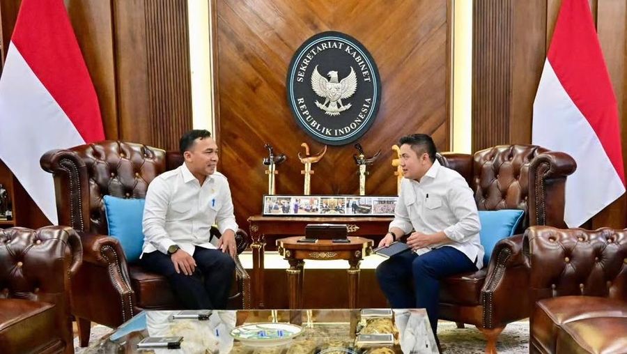 Sekretaris Kabinet, Teddy Indra Wijaya menerima Menteri Kependudukan dan Pembangunan Keluarga (Mendukbangga)/Kepala BKKBN, Wihaji, di Kantor Sekretariat Kabinet, Jakarta, Kamis (20/11/2025). (Instagram/sekretariat.kabinet)