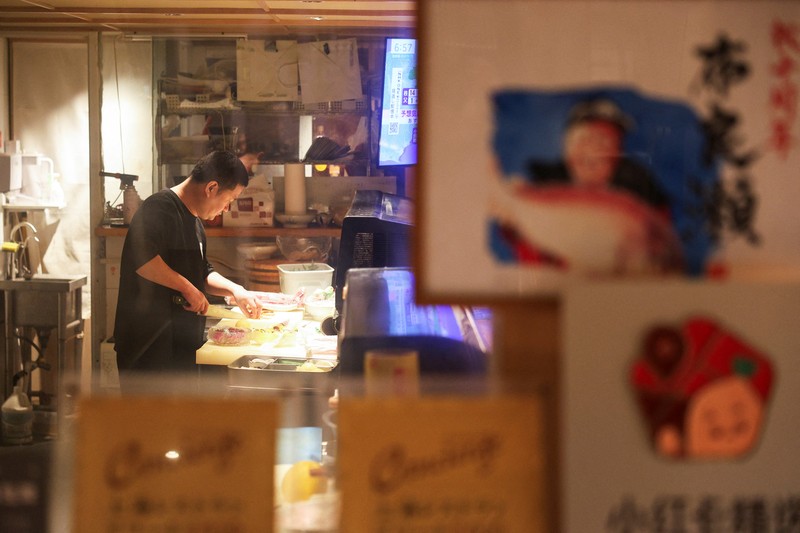 Takashi Ito, pemilik restoran Jepang Merase, yang menyajikan makanan laut seperti sushi dan sashimi, berbicara selama wawancara di Shanghai, Cina, 19 November 2025. (REUTERS/Go Nakamura)