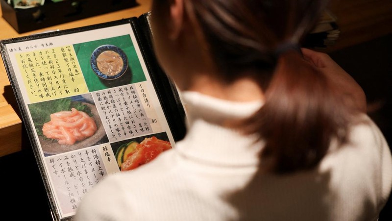 Takashi Ito, pemilik restoran Jepang Merase, yang menyajikan makanan laut seperti sushi dan sashimi, berbicara selama wawancara di Shanghai, Cina, 19 November 2025. (REUTERS/Go Nakamura)