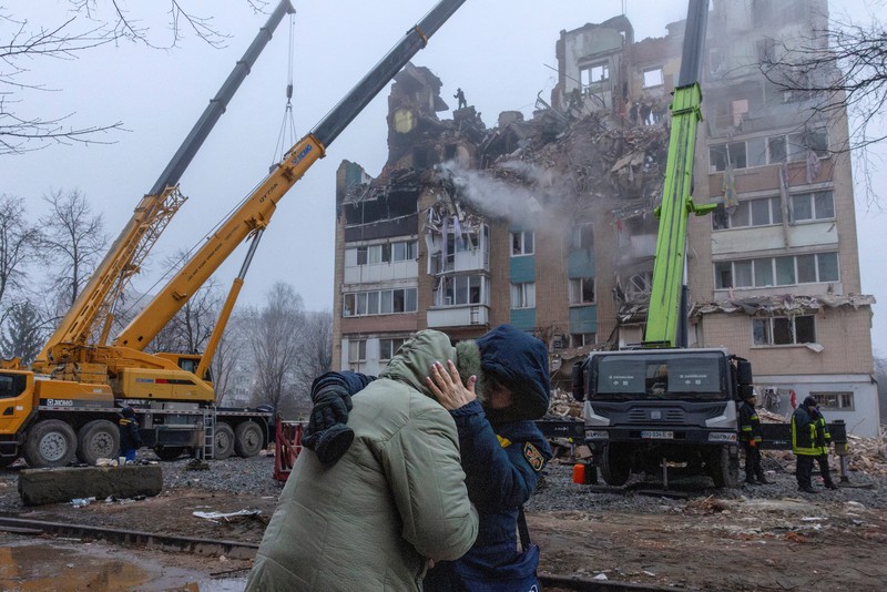 Tim penyelamat membersihkan puing-puing di lokasi gedung apartemen yang kemarin dihantam rudal Rusia, di tengah serangan Rusia terhadap Ukraina, di Ternopil, Ukraina, 20 November 2025. (REUTERS/Thomas Peter)