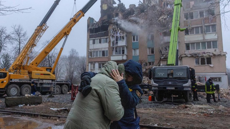 Tim penyelamat membersihkan puing-puing di lokasi gedung apartemen yang kemarin dihantam rudal Rusia, di tengah serangan Rusia terhadap Ukraina, di Ternopil, Ukraina, 20 November 2025. (REUTERS/Thomas Peter)