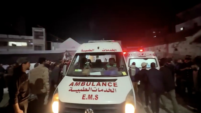 Seorang pria dan seorang anak berduka di dekat jenazah seorang warga Palestina yang tewas dalam serangan udara Israel, menurut petugas medis, di Rumah Sakit Al-Ahli Arab di Kota Gaza, 19 November 2025. REUTERS/Dawoud Abu Alkas