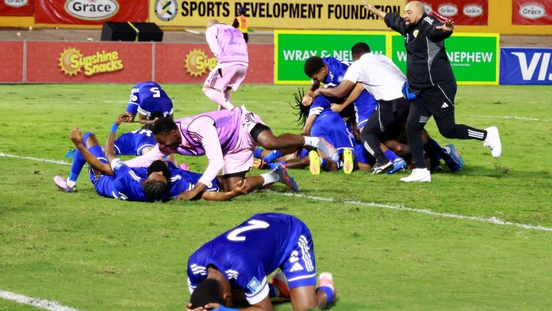 Soccer Football - FIFA World Cup - CONCACAF Qualifiers - Group B - Jamaica v Curacao - National Stadium Independence Park, Kingston, Jamaica - November 18, 2025 Curacao players pose for a team group photo before the match REUTERS/Gilbert Bellamy