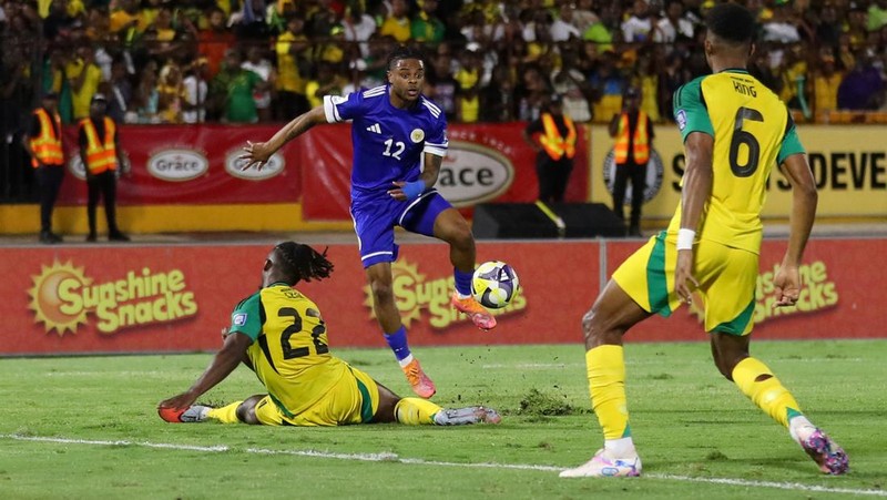Soccer Football - FIFA World Cup - CONCACAF Qualifiers - Group B - Jamaica v Curacao - National Stadium Independence Park, Kingston, Jamaica - November 18, 2025 Curacao players pose for a team group photo before the match REUTERS/Gilbert Bellamy
