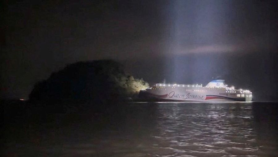 Sebuah feri Korea Selatan yang membawa sekitar 260 penumpang terdampar di dekat pulau berbatu di laut lepas pantai Shinan, Korea Selatan, 19 November 2025. Yonhap via REUTERS