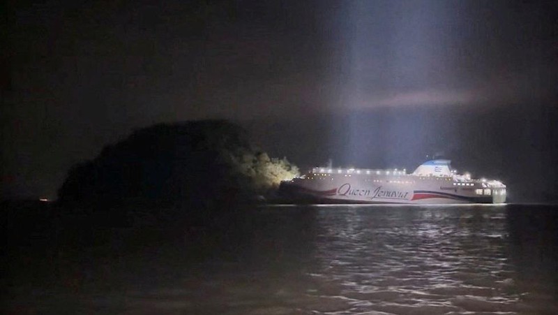 Sebuah feri Korea Selatan yang membawa sekitar 260 penumpang terdampar di dekat pulau berbatu di laut lepas pantai Shinan, Korea Selatan, 19 November 2025. Yonhap via REUTERS