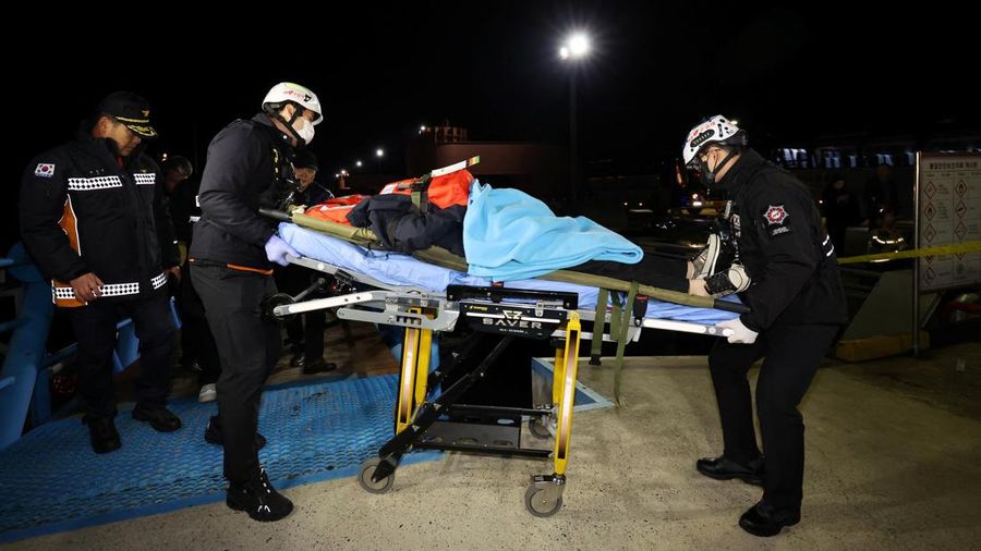 Sebuah feri Korea Selatan yang membawa sekitar 260 penumpang terdampar di dekat pulau berbatu di laut lepas pantai Shinan, Korea Selatan, 19 November 2025. Yonhap via REUTERS