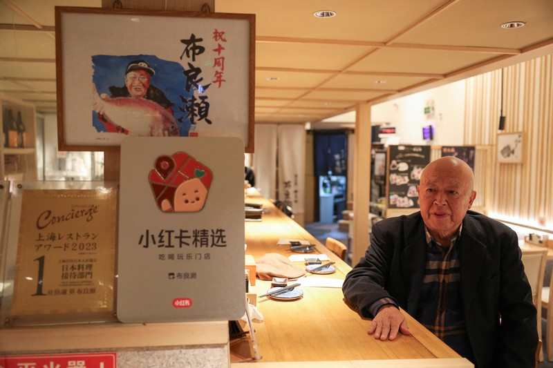 Takashi Ito, pemilik restoran Jepang Merase, yang menyajikan makanan laut seperti sushi dan sashimi, berbicara selama wawancara di Shanghai, Cina, 19 November 2025. (REUTERS/Go Nakamura)