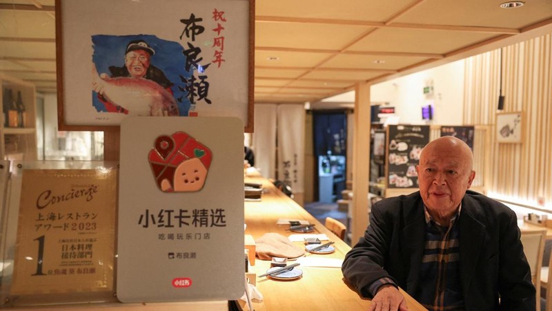 Takashi Ito, pemilik restoran Jepang Merase, yang menyajikan makanan laut seperti sushi dan sashimi, berbicara selama wawancara di Shanghai, Cina, 19 November 2025. (REUTERS/Go Nakamura)