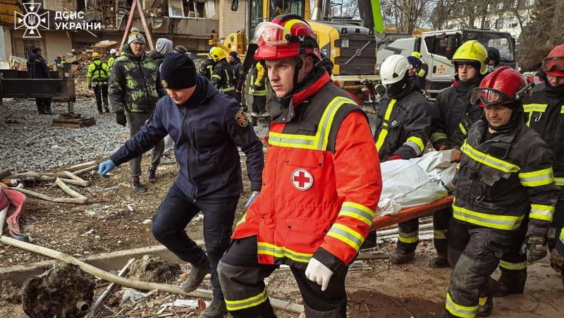 Tim penyelamat membersihkan puing-puing di lokasi gedung apartemen yang kemarin dihantam rudal Rusia, di tengah serangan Rusia terhadap Ukraina, di Ternopil, Ukraina, 20 November 2025. (REUTERS/Thomas Peter)