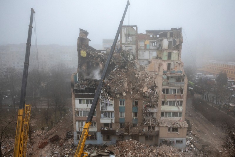 Tim penyelamat membersihkan puing-puing di lokasi gedung apartemen yang kemarin dihantam rudal Rusia, di tengah serangan Rusia terhadap Ukraina, di Ternopil, Ukraina, 20 November 2025. (REUTERS/Thomas Peter)