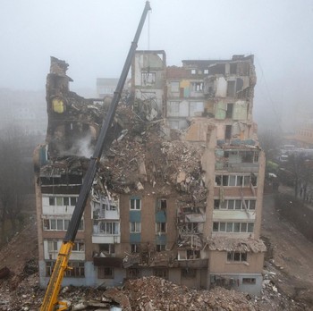 Potret Apartemen Ukraina Hancur Dihantam Rudal Rusia, Puluhan Tewas