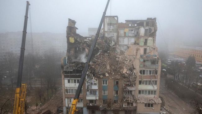 Potret Apartemen Ukraina Hancur Dihantam Rudal Rusia, Puluhan Tewas