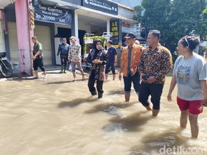 Wabup Mimik Gercep Sidak Banjir yang Rendam Sidoarjo
