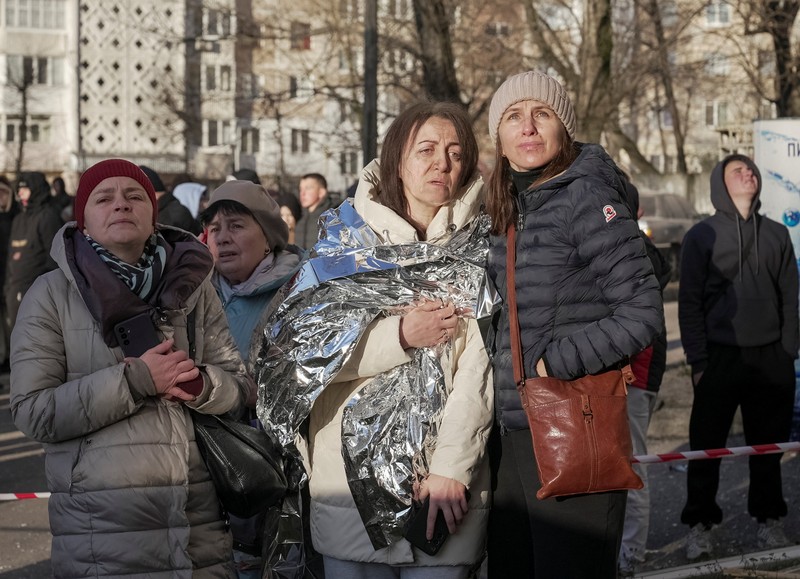 Tim penyelamat membersihkan puing-puing di lokasi gedung apartemen yang kemarin dihantam rudal Rusia, di tengah serangan Rusia terhadap Ukraina, di Ternopil, Ukraina, 20 November 2025. (REUTERS/Thomas Peter)