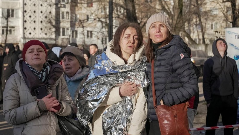 Tim penyelamat membersihkan puing-puing di lokasi gedung apartemen yang kemarin dihantam rudal Rusia, di tengah serangan Rusia terhadap Ukraina, di Ternopil, Ukraina, 20 November 2025. (REUTERS/Thomas Peter)