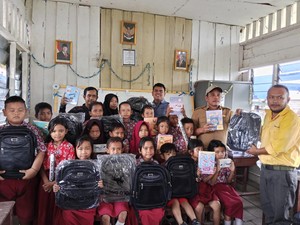 Bumi Andalas Permai Beri Perlengkapan Sekolah bagi Siswa SD di OKI