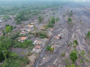 Video Erupsi Semeru Putuskan Jaringan Listrik di Lumajang