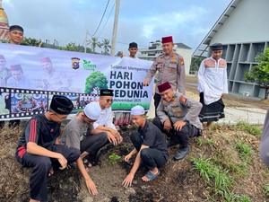 Polda Riau dan Ratusan Santri Tanam 100 Pohon Peringati Hari Pohon Sedunia