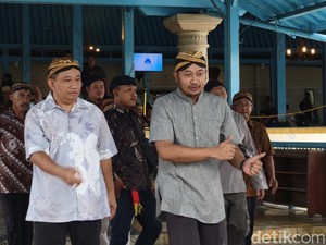 Kala Dua Raja Keraton Solo Salat Jumat Satu Saf di Masjid Agung