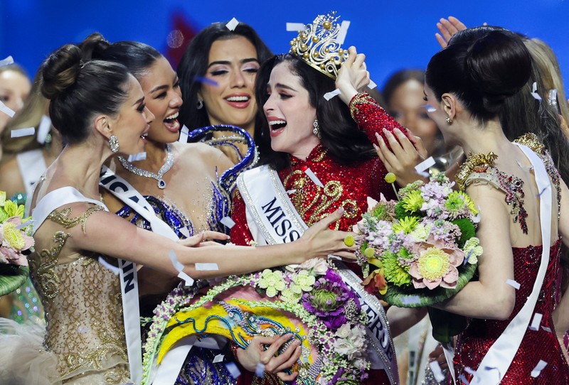 Fatima Bosch dari Meksiko bereaksi saat dinobatkan sebagai Miss Universe 2025 selama kontes Miss Universe ke-74 di Bangkok, Thailand, 21 November 2025. (REUTERS/Chalinee Thirasupa)