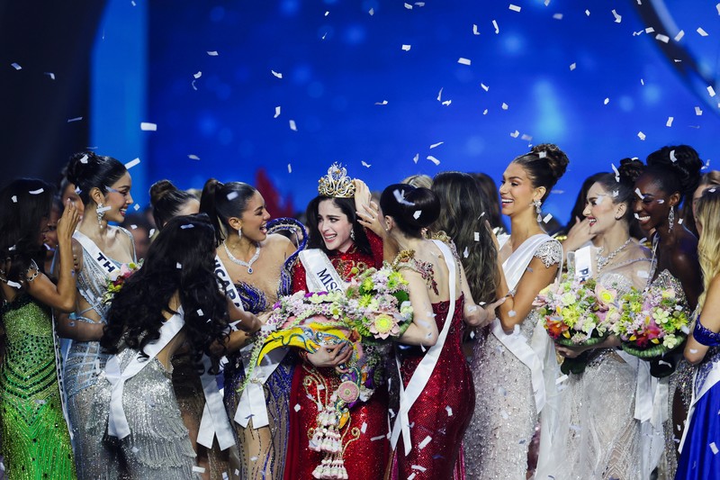 Fatima Bosch dari Meksiko bereaksi saat dinobatkan sebagai Miss Universe 2025 selama kontes Miss Universe ke-74 di Bangkok, Thailand, 21 November 2025. (REUTERS/Chalinee Thirasupa)
