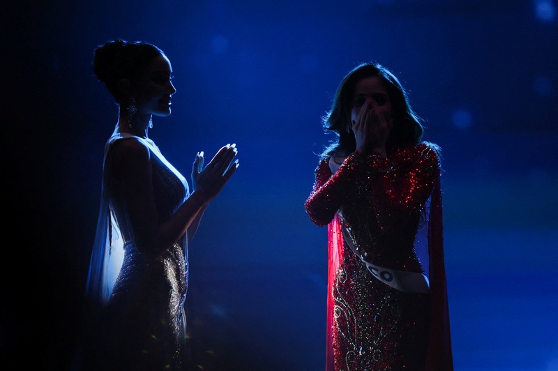 Fatima Bosch dari Meksiko bereaksi saat dinobatkan sebagai Miss Universe 2025 selama kontes Miss Universe ke-74 di Bangkok, Thailand, 21 November 2025. (REUTERS/Chalinee Thirasupa)
