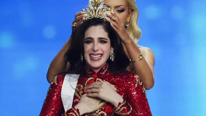 Fatima Bosch dari Meksiko bereaksi saat dinobatkan sebagai Miss Universe 2025 selama kontes Miss Universe ke-74 di Bangkok, Thailand, 21 November 2025. (REUTERS/Chalinee Thirasupa)