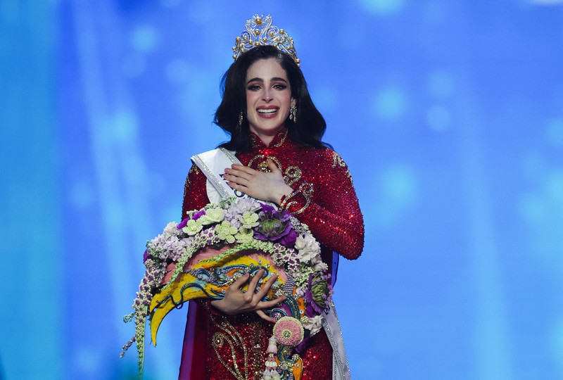 Fatima Bosch dari Meksiko bereaksi saat dinobatkan sebagai Miss Universe 2025 selama kontes Miss Universe ke-74 di Bangkok, Thailand, 21 November 2025. (REUTERS/Chalinee Thirasupa)
