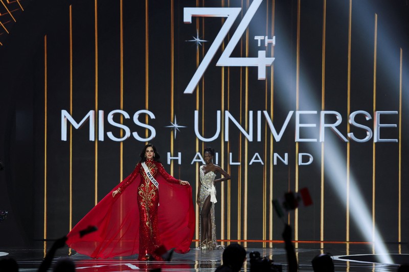Fatima Bosch dari Meksiko bereaksi saat dinobatkan sebagai Miss Universe 2025 selama kontes Miss Universe ke-74 di Bangkok, Thailand, 21 November 2025. (REUTERS/Chalinee Thirasupa)