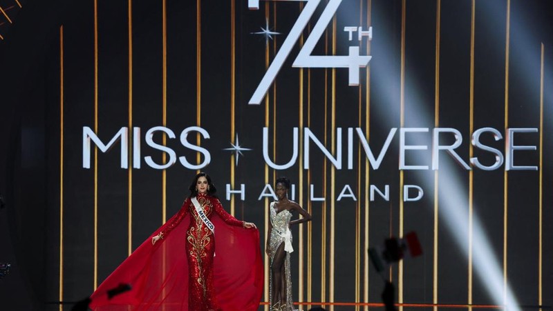 Fatima Bosch dari Meksiko bereaksi saat dinobatkan sebagai Miss Universe 2025 selama kontes Miss Universe ke-74 di Bangkok, Thailand, 21 November 2025. (REUTERS/Chalinee Thirasupa)