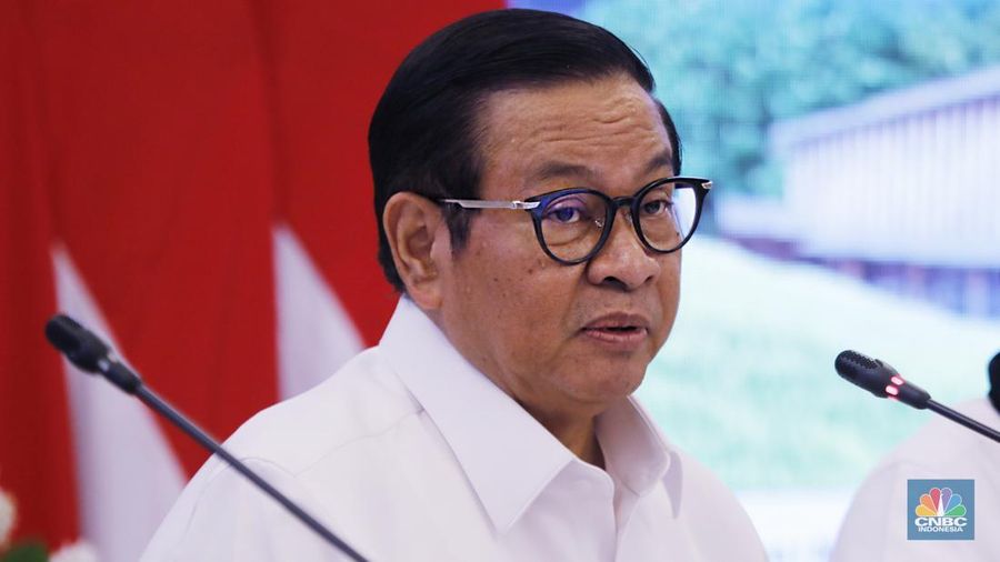 Gubernur DKI Jakarta Pramono Anung  konferensi pers terkait pengelolaan Anggaran Pendapatan dan Belanja Daerah (APBD) tahun 2025 di Balai Kota DKI Jakarta, Jumat (21/11/2025). (CNBC Indonesia/Tri Susilo)