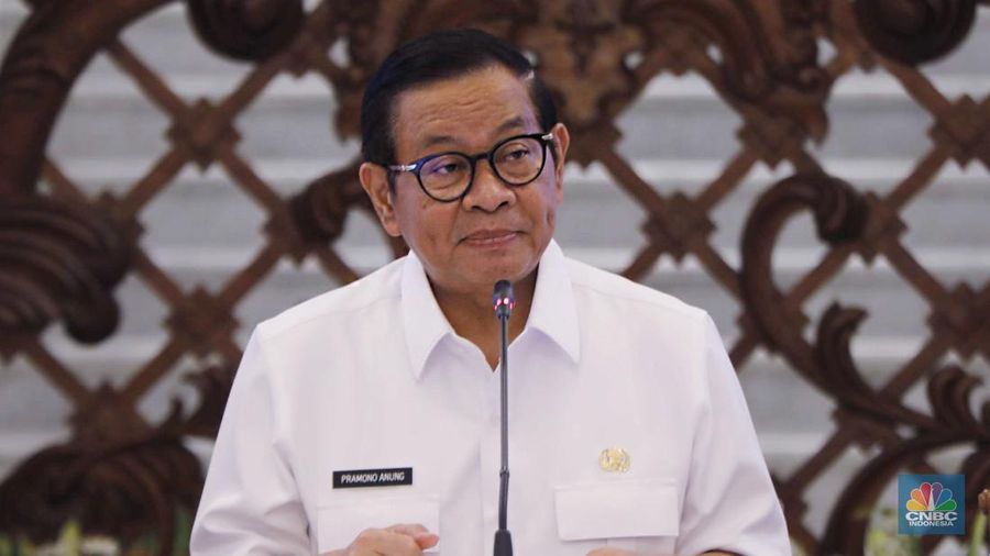 Gubernur DKI Jakarta Pramono Anung  konferensi pers terkait pengelolaan Anggaran Pendapatan dan Belanja Daerah (APBD) tahun 2025 di Balai Kota DKI Jakarta, Jumat (21/11/2025). (CNBC Indonesia/Tri Susilo)