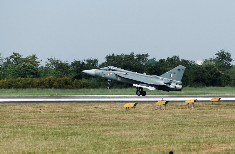 Jet tempur India jatuh di Dubai. (Reuters TV)