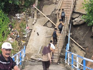 Siswa Bertaruh Nyawa Lewati Jembatan Ambruk di Desa Bonto Tallasa Maros