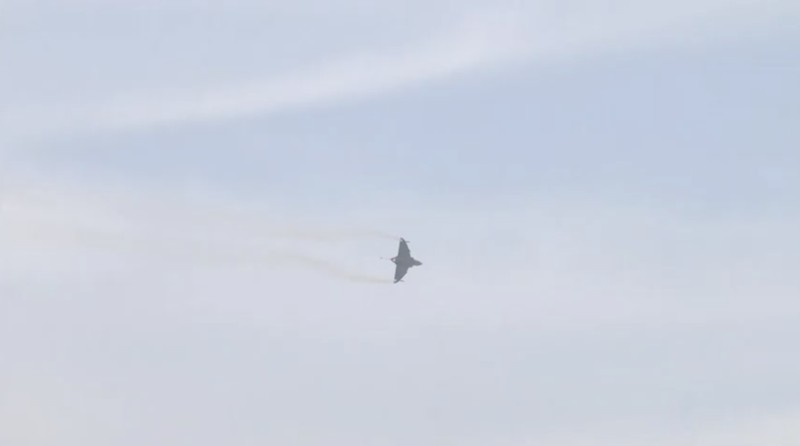 Jet tempur India jatuh di Dubai. (Reuters TV)