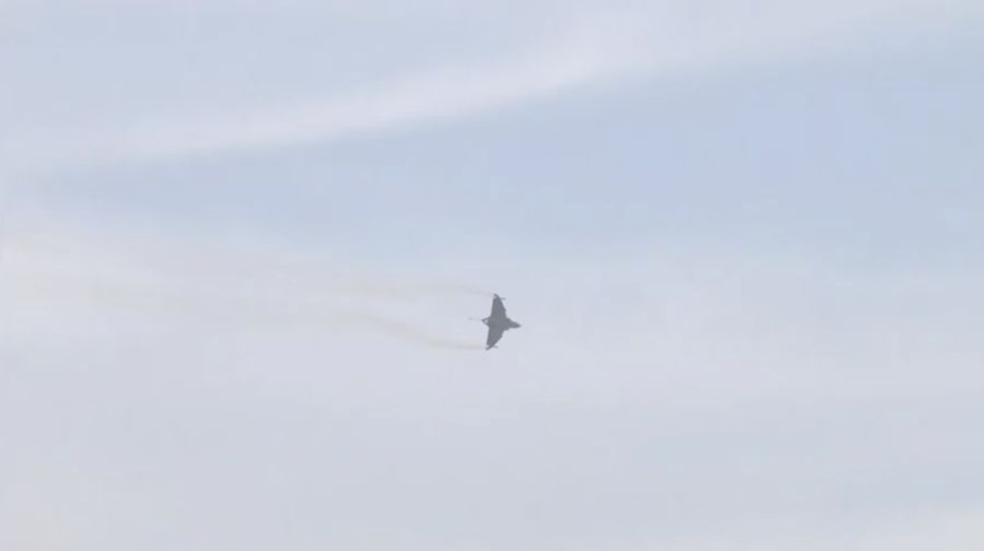 Jet tempur India jatuh di Dubai. (Reuters TV)