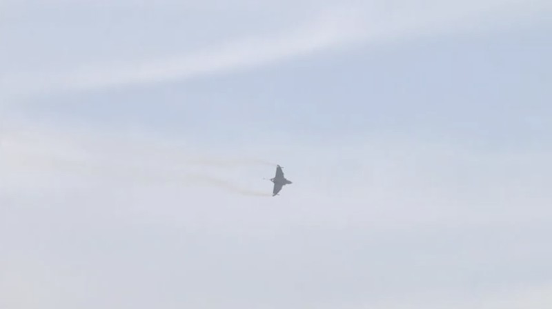 Jet tempur India jatuh di Dubai. (Reuters TV)