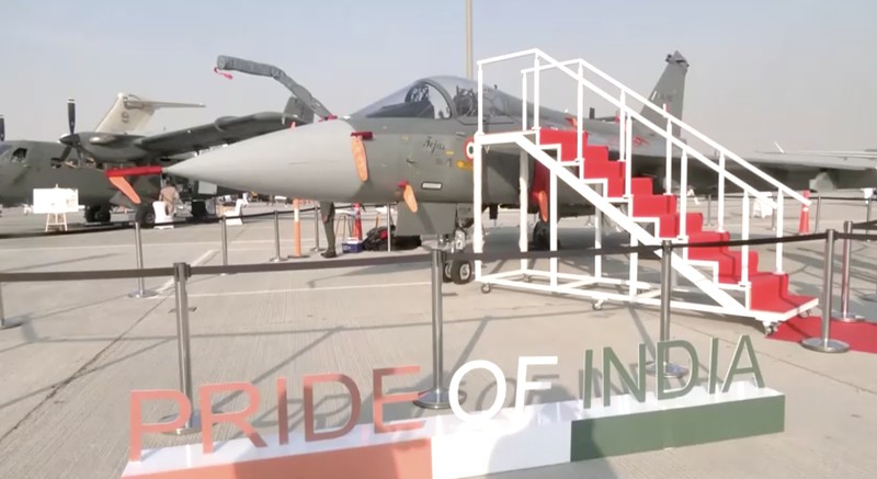 Jet tempur India jatuh di Dubai. (Reuters TV)